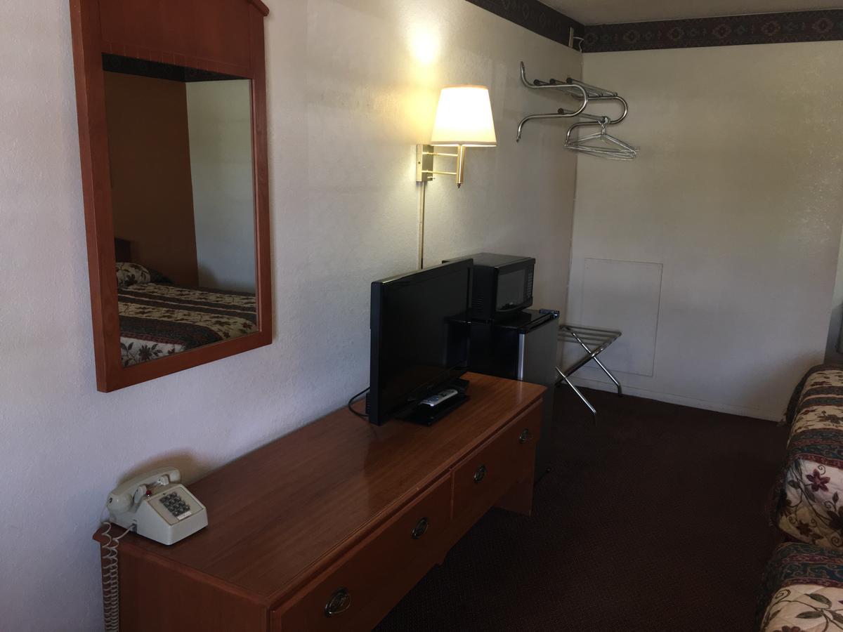 Finn'S Motel Saint James Exterior photo