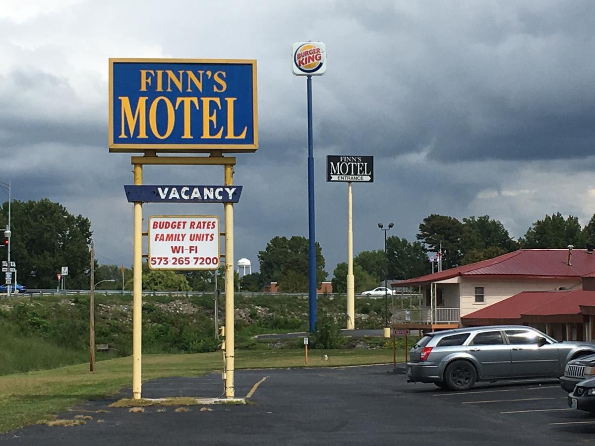 Finn'S Motel Saint James Exterior photo